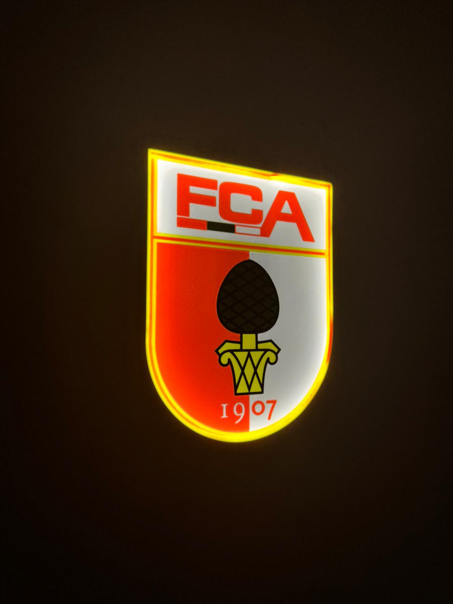 Leuchtendes FC Augsburg LED-Emblem mit klaren Konturen und kräftigen Farben