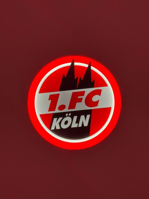 FC Köln LED-Schild in warmem Licht leuchtend