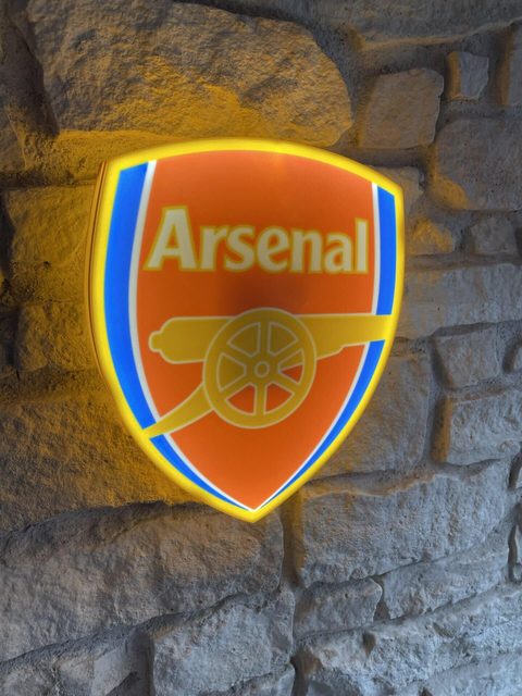 Arsenal LED-Lampe Größenvergleich Mittel und XL mit Standfuß