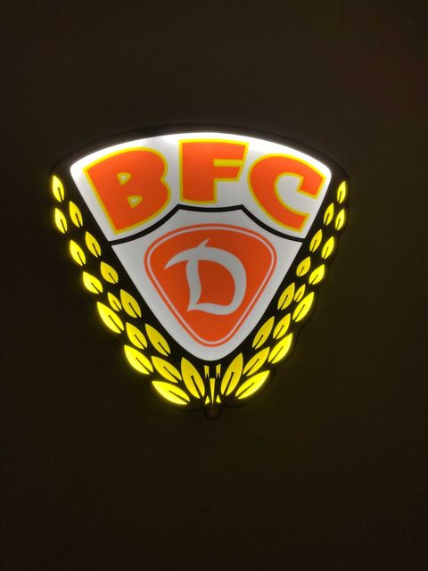 Berliner FC Dynamo LED-Leuchtschild mit 3D-Effekt und Weinrot-Weiß Logo als Fanraum-Deko