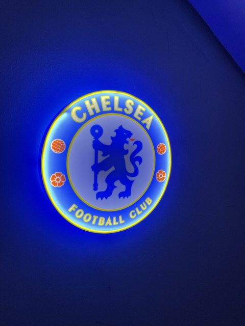 Chelsea FC LED-Lampe mit Logo in 3D-Effekt und Standfuß