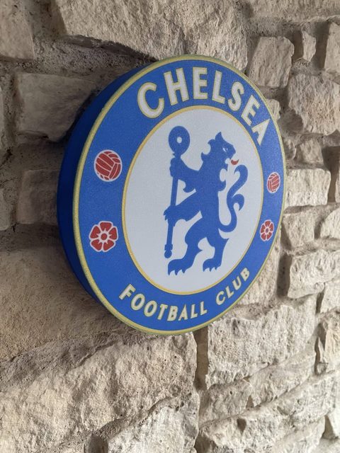 Chelsea FC LED-Lampe Größenvergleich mit Blues-Logo
