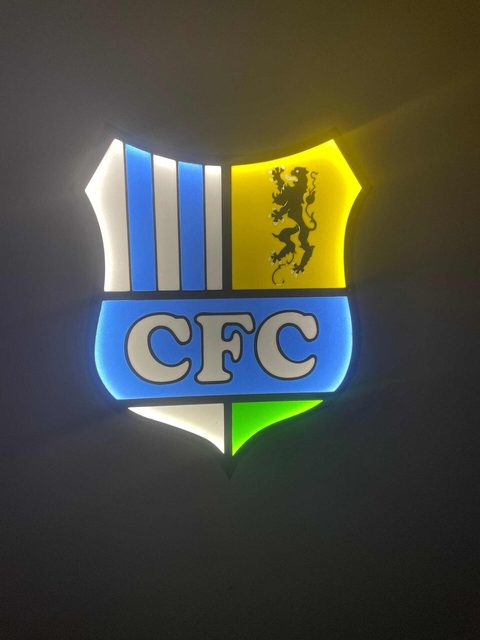 Chemnitzer FC LED-Leuchtschild mit Himmelblau-Logo als Wanddeko für Fanraum