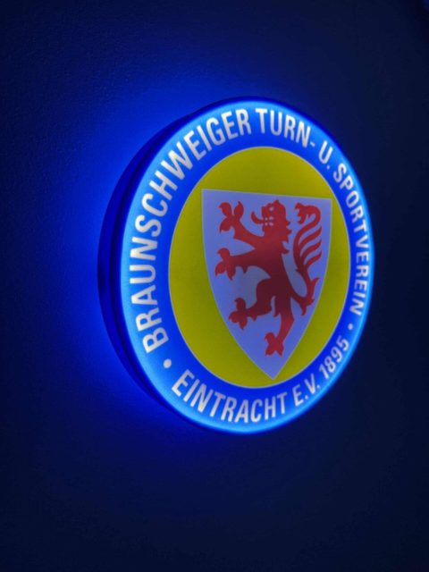Eintracht Braunschweig LED Leuchtschild mit offiziellem Vereinslogo in warmem Licht