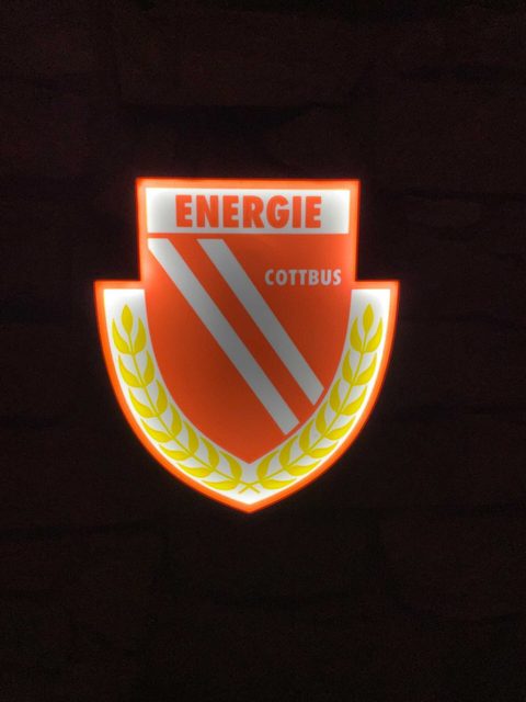 Energie Cottbus LED-Leuchtschild mit Rot-Weiß-Logo leuchtend