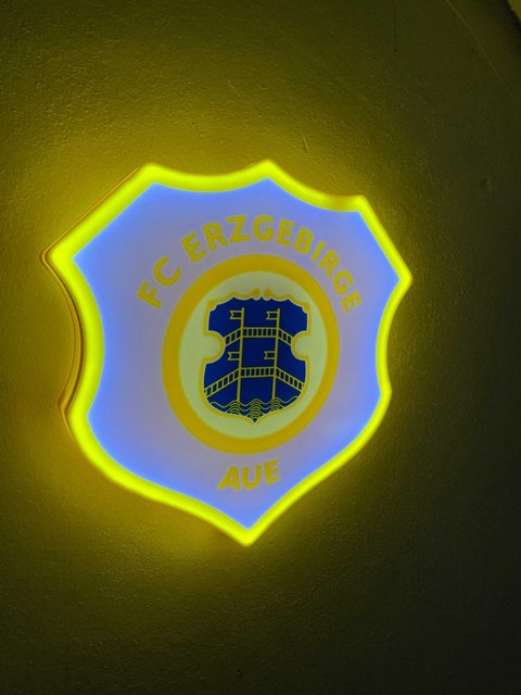 FC Erzgebirge Aue LED Leuchtschild mit offiziellem Vereinslogo als Fandeko und Geschenk für Veilchen-Fans