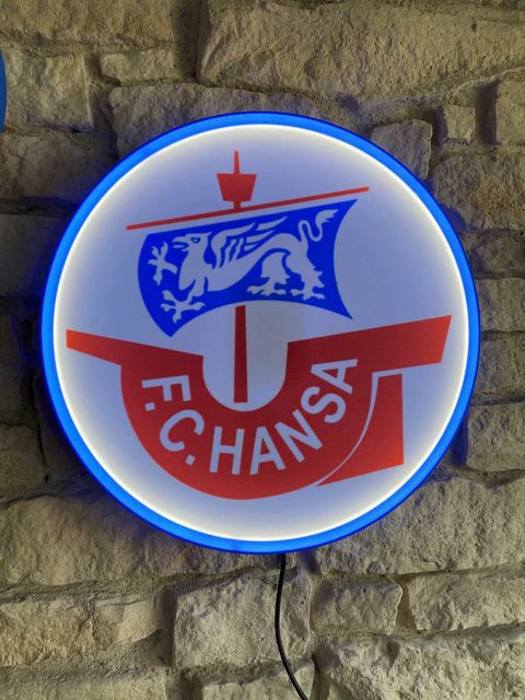 FC Hansa Rostock Leuchtschild mit Standfuß auf Möbel platziert