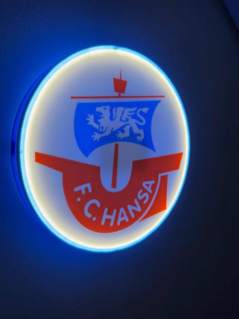 LED-Leuchtschild FC Hansa Rostock Größenvergleich Mittel und XL
