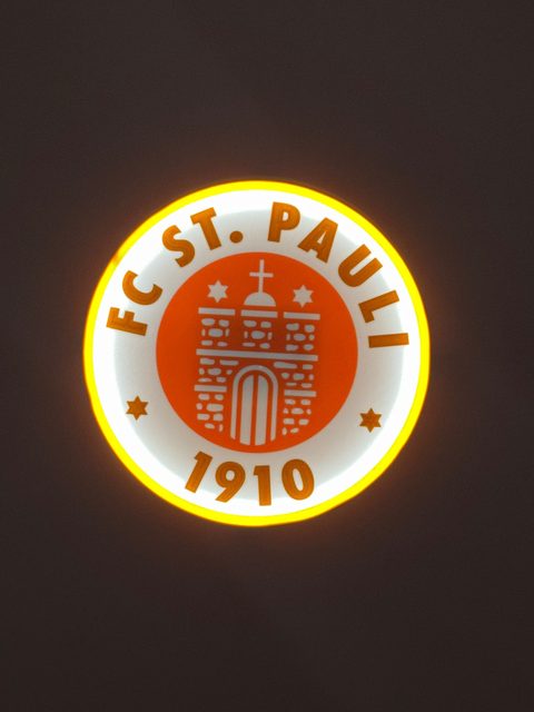 St. Pauli LED Schild Frontalansicht mit leuchtendem Vereinslogo