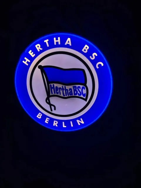 Hertha BSC LED-Lampe leuchtend im Fanraum