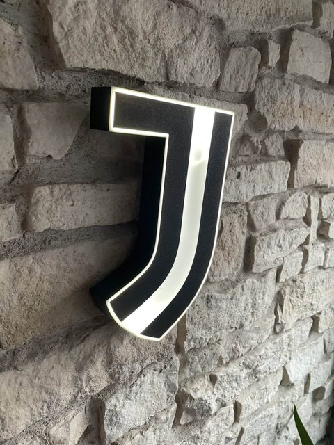 Juventus LED-Lampe als Wanddeko im Fanraum