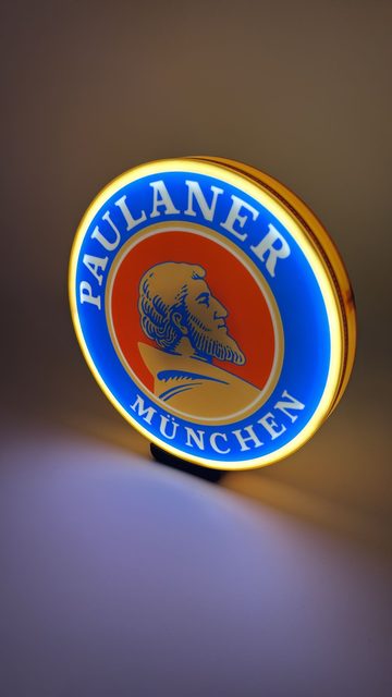 Paulaner LED-Schild Detail Nahaufnahme mit Beleuchtung