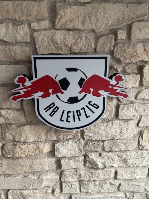 RB Leipzig Leuchtschild in warmem LED-Licht – Nahaufnahme