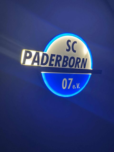 SC Paderborn 07 LED-Leuchtschild Nahaufnahme des 3D-Leuchteffekts