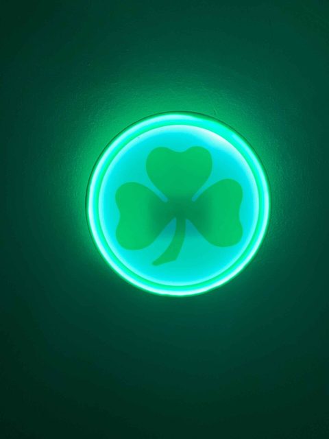 SpVgg Greuther Fürth LED-Leuchtschild mit Kleeblatt-Logo - Offizielle Fandeko in warmem Licht