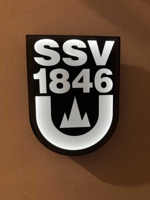SSV Ulm 1846 LED-Schild mit USB-Stromversorgung auf Schreibtisch
