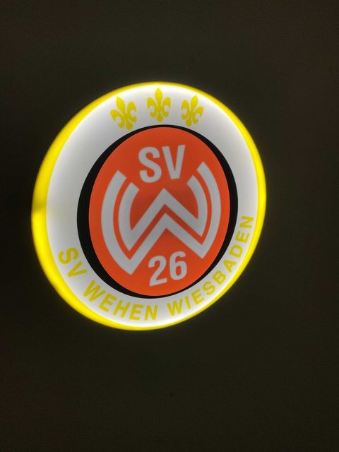 SV Wehen Wiesbaden LED Leuchtschild mit 3D-Leuchteffekt – Fußball Wanddeko für Fans
