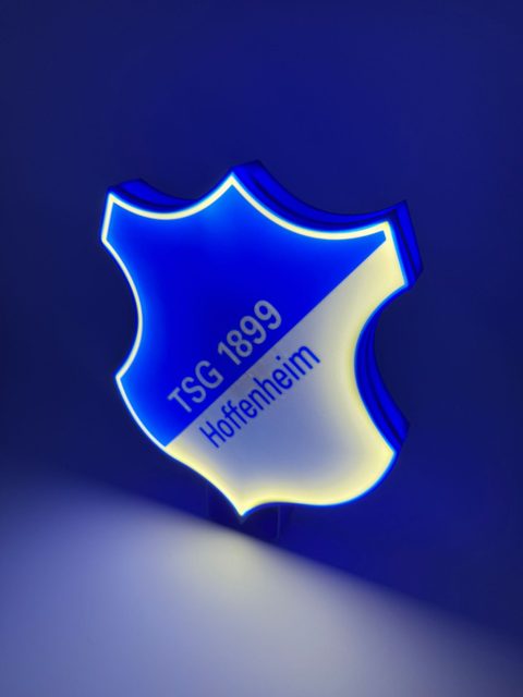 Hoffenheim LED Leuchtschild in Aktion – warmes Licht mit TSG Logo