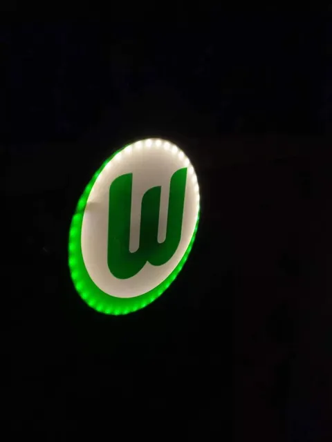 VfL Wolfsburg LED-Leuchtschild Detailansicht mit Standfuß und warmweißem Licht